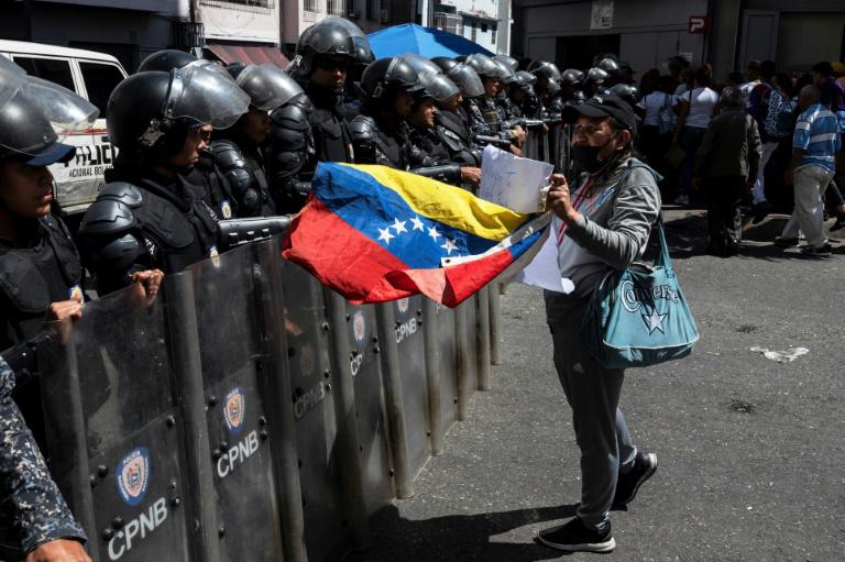 $!Venezuela: Miles de manifestantes marcharon en Caracas por salarios