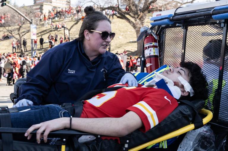 $!Una persona herida recibe ayuda cerca del desfile de la victoria del Super Bowl LVIII de los Kansas City Chiefs el 14 de febrero de 2024 en Kansas City, Missouri.