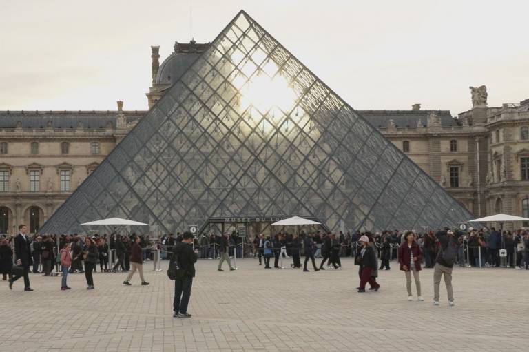 $!Vista del museo del Louvre de París, el más visitado del mundo.