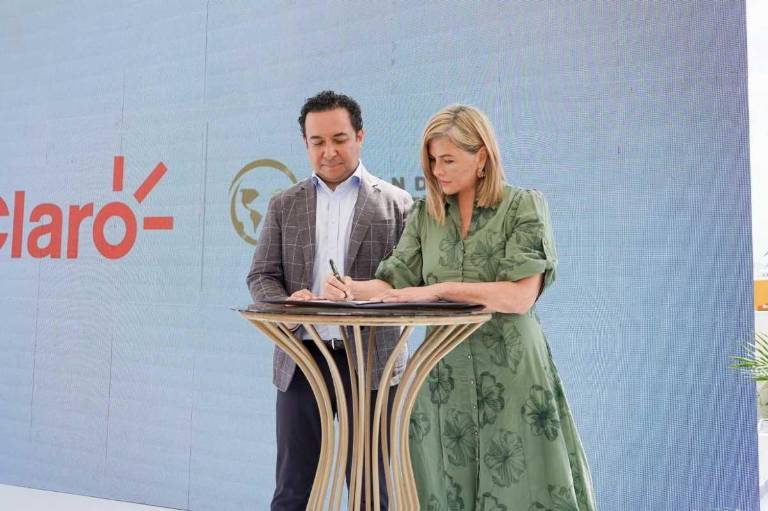 $!Francisco Corzo, director comercial de Claro y Rhonda Cevallos; vicepresidenta ejecutiva de Ambiensa