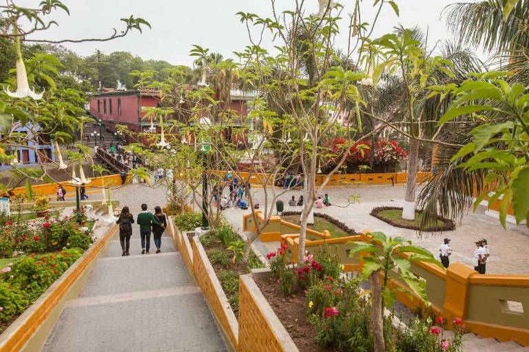 $!El Puente de los Suspiros, uno de los lugares más emblemáticos de Barranco, es una parada ideal para recorrer, fotografiar y conocer parte de la historia de Lima.