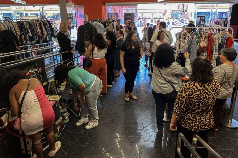 $!Las mujeres lucen ropa exhibida en una tienda de segunda mano de ropa de tallas grandes en Sao Paulo, Brasil