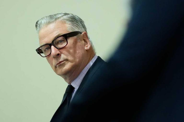 $!Alec Baldwin acusa a las autoridades de usarlo como chivo expiatorio tras la tragedia en el set de Rust.