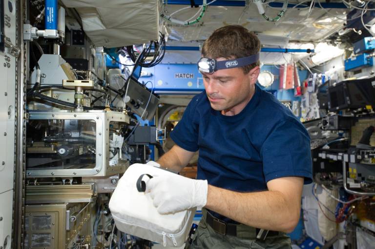 $!El astronauta de la NASA Reid Wiseman, viajó como ingeniero de vuelo de la Expedición 40 hacia la Estación Espacial Internacional. Aquí, trabaja con muestras del Experimento de coloides avanzados en el laboratorio Destiny.