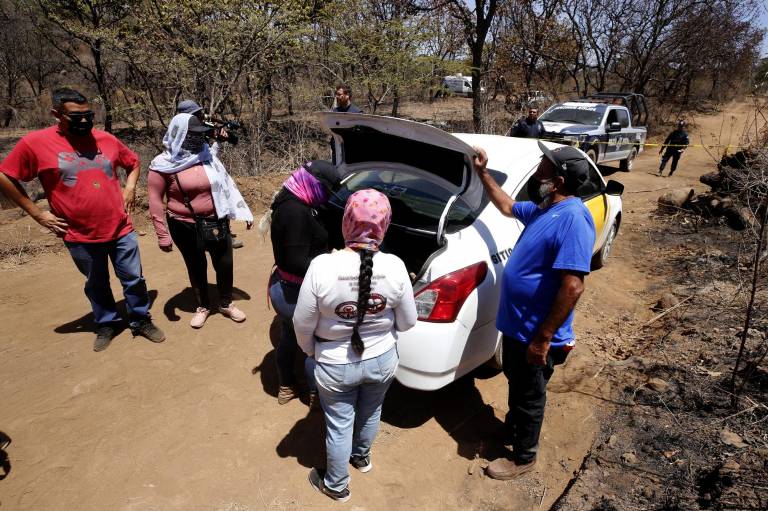 $!Miembros del colectivo Madres Buscadoras acompañadas por la policía del estado de Jalisco.