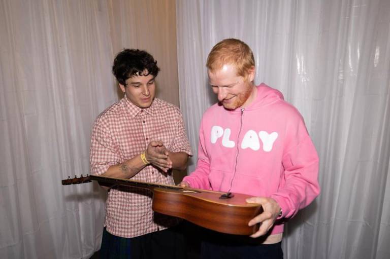 $!Foto de Dicapo junto a Ed Sheeran. El artista británico firmó la guitarra del cantautor ecuatoriano.