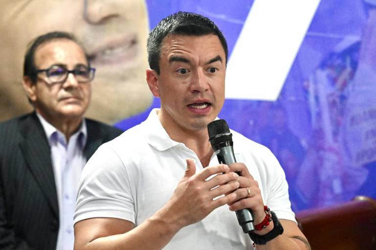 $!El candidato y presidente de Ecuador, Daniel Noboa, habla durante una reunión con su militancia en la sede de Acción Democrática Nacional (ADN).