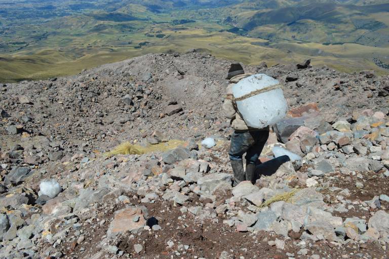 $!Juan Ushca, yerno del último hielero del Chimborazo, en la ruta del hielo.