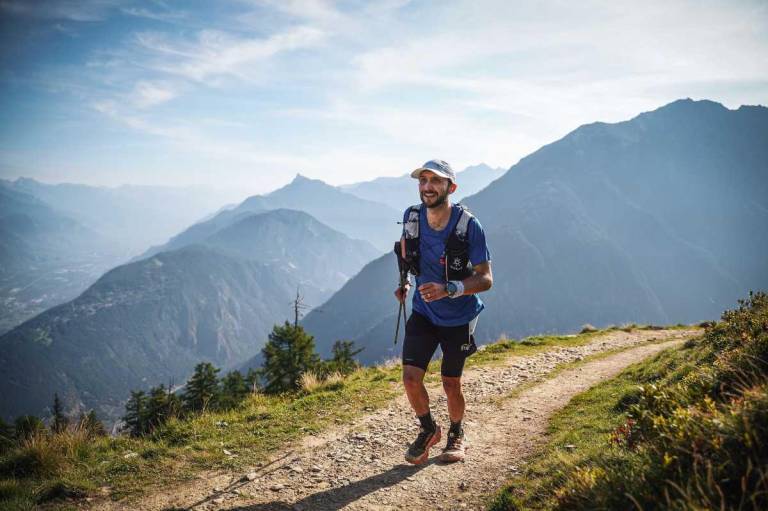 $!López finalizó en un impresionante tercer lugar con un tiempo de 20 horas, 26 minutos y 22 segundos, superado solo por dos atletas franceses.