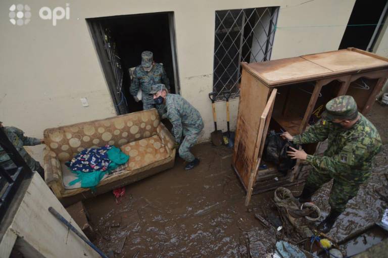 $!En el sector del Carmen del Gusho personal militar ayudan a sacar las cosas de la casa de la familia Carranza Miranda quienes fueron afectadas por las inundaciones del río Tarqui el fin de semana.