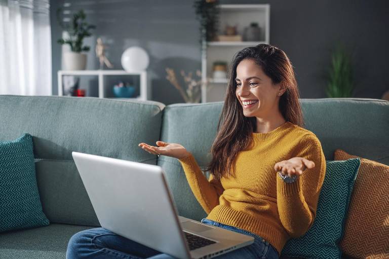 $!Una mujer haciendo una videollamada en una computadora portátil.