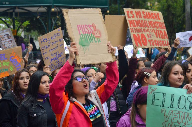 $!Colectivos de diferentes agrupaciones feministas se reunieron en la tarde de hoy en los bajos de la gobernación del Azuay en el centro histórico de Cuenca para realizar una marcha por el día de la mujer.