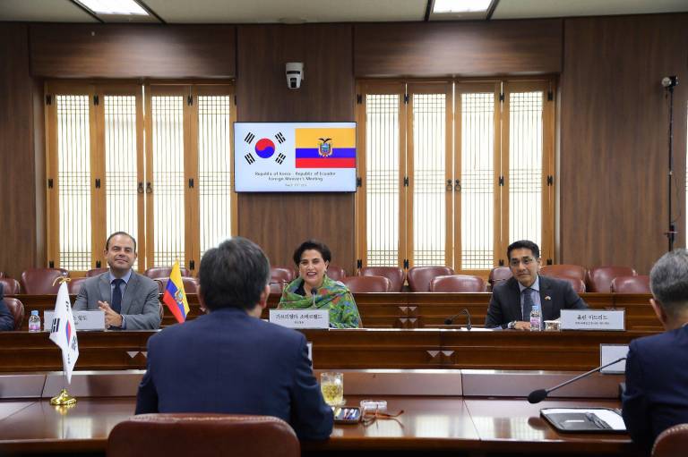 $!Fotografía cedida por el Gobierno en la que aparece la canciller ecuatoriana Gabriela Sommerfeld, durante una de sus reuniones en Corea del Sur.