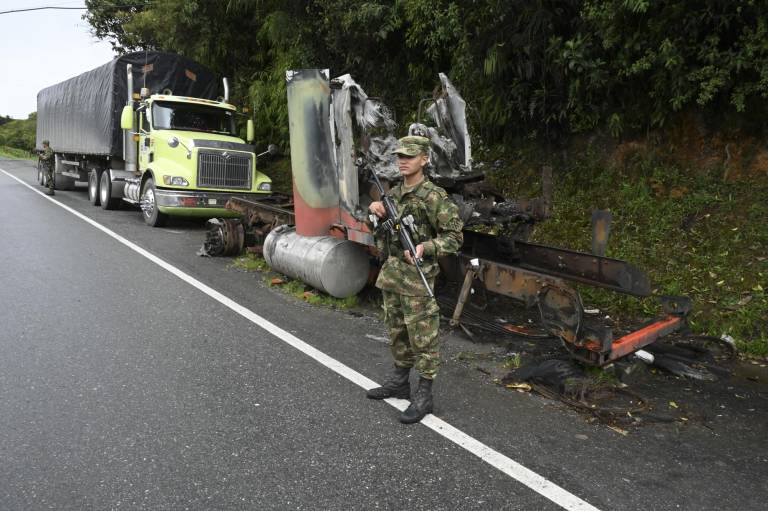 $!Vehículo explotado por miembros del Clan del Golfo (foto tomada el 6 de mayo del 2022)