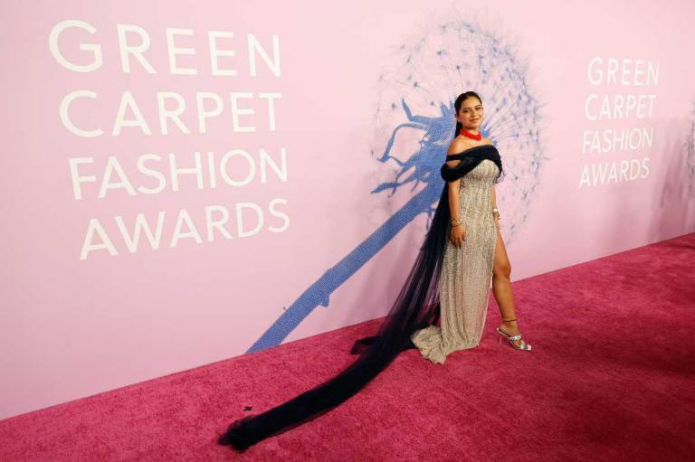 $!Helena Gualinga asiste a los Green Carpet Fashion Awards 2024 en el Hotel West Hollywood.