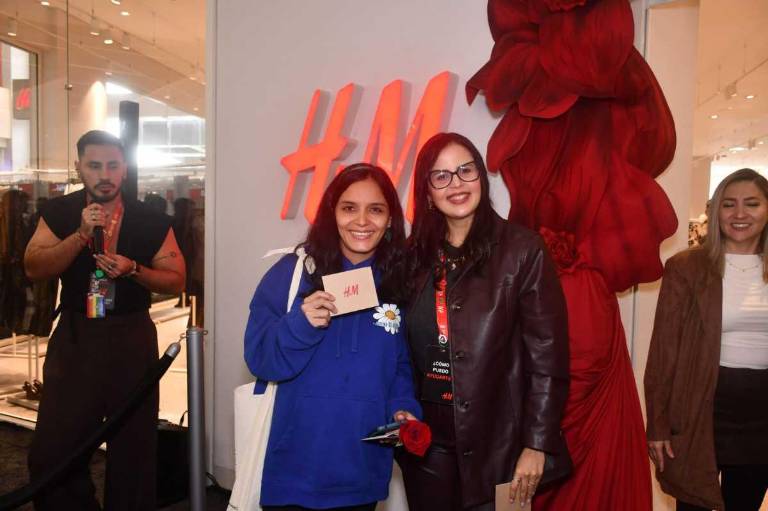 $!Los primeros 100 clientes recibieron tarjetas de regalo en la apertura.