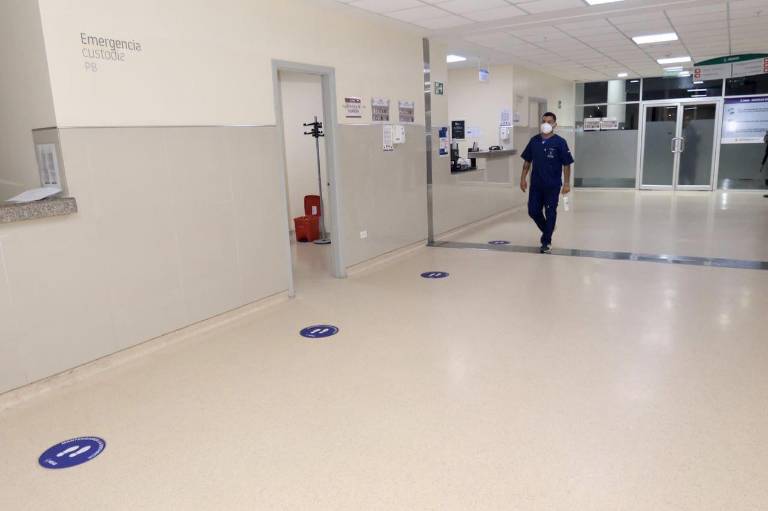 $!Vicepresidente Borrero llega de sorpresa a hospitales de Guayaquil y descubre irregularidades