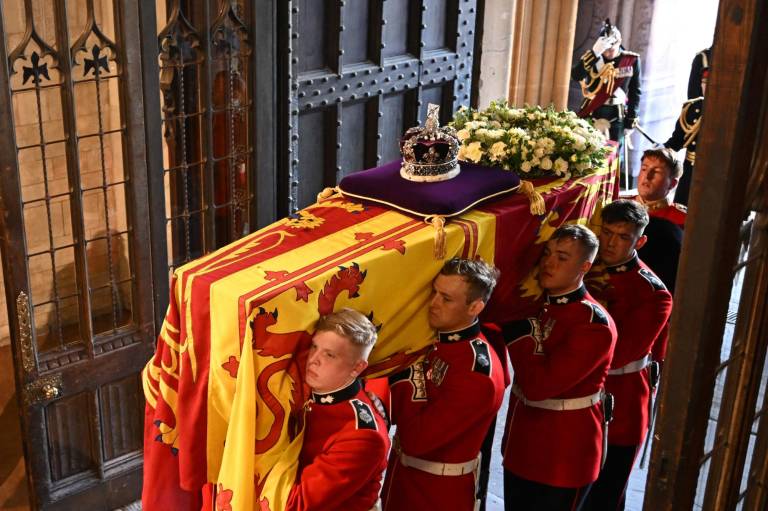 $!Los portadores del féretro de la guardia del primer batallón de la Reina, llevando el ataúd de la Reina Isabel II al Salón Westminster en el Palacio de Westminster. (Photo by Oli SCARFF / POOL / AFP)