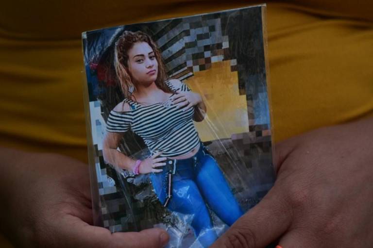 $!Un familiar de la desaparecida Camila Gabriela, sostiene su foto cerca de la casa del ex policía Hugo Osorio Chávez.