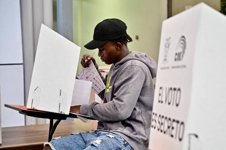 $!Fotografía de un joven elector que acudió a votar durante la primera vuelta.