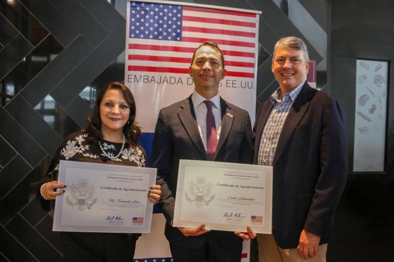$!Tres días antes de ser destituido, Zaldumbide recibió un reconocimiento por su labor por parte de la Embajada de EE.UU.