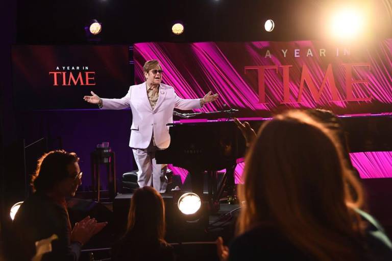 $!Foto de Elton al ser ovacionado por su presentación en el evento de la revista Time, en la que recibió el reconocimiento Icono del año 2024