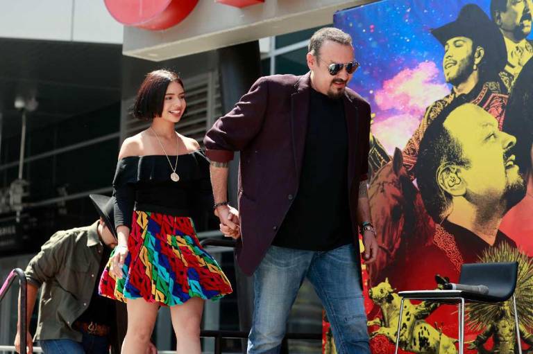 $!Esta no es la primera vez que Pepe Aguilar defiende a su hija de las críticas.