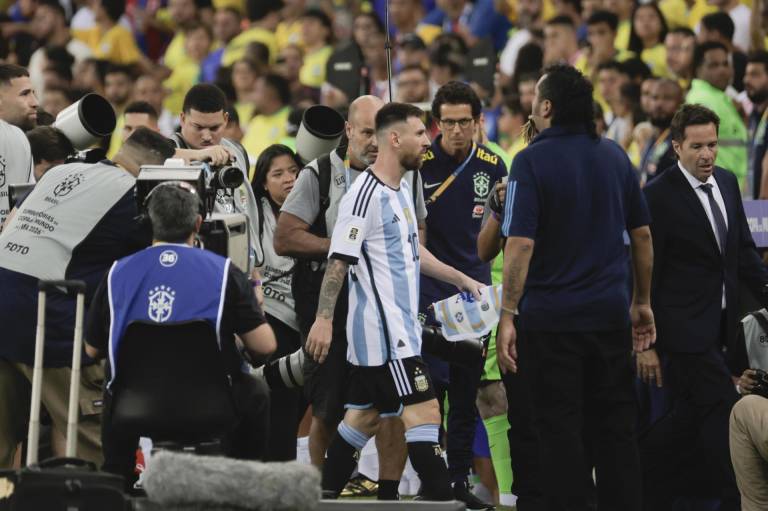 $!Lionel Messi Argentina sale del campo debido a los disturbios entre hinchas.