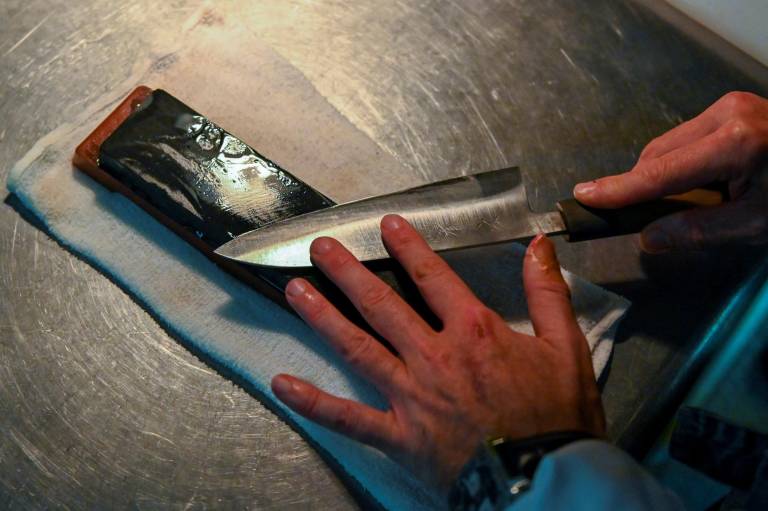 $!Imagen de las manos del chef francés Olivier Oddos, cortando pescado en su famoso restaurante de Tokyo, el cual es poseedor de una estrella Michelin.