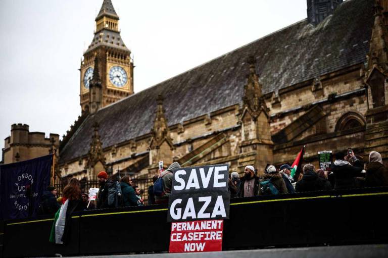 $!Manifestantes palestinos del Reino Unido, reunidos en la plaza del parlamento en Londres.