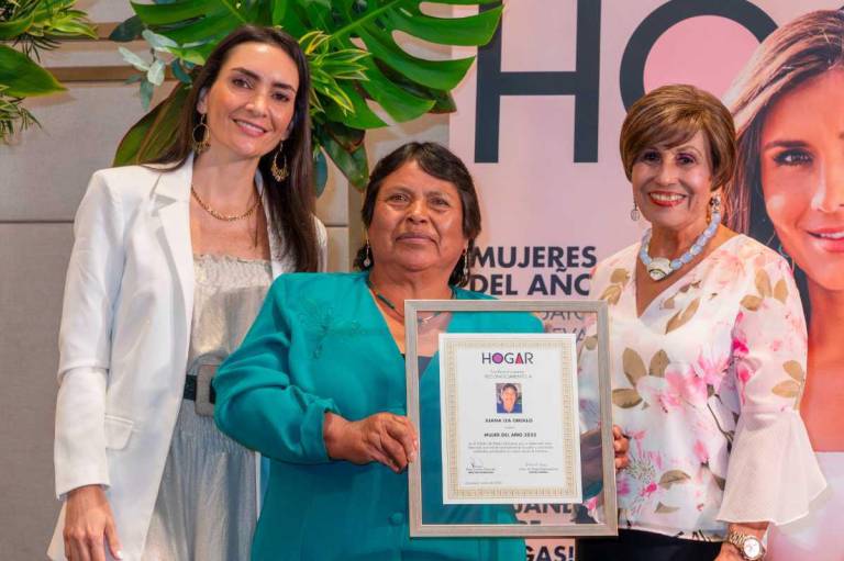 $!Juana Iza (centro) recibiendo el reconocimiento como Mujer del Año de revista Hogar de las manos de Clara María Reyes (der.), editora de la publicación y de Rosa Amelia Alvarado Roca (izq.), Directora Fundadora de la revista.