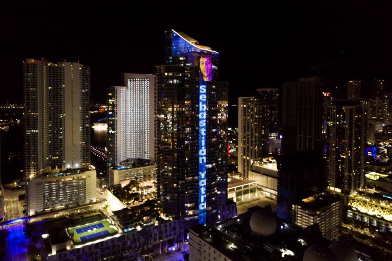 $!Fotografía cedida por World Satellite Television News donde se muestra el edificio Paramount Miami Worldcenter, de 60 plantas, con su fachada iluminada con una pantalla digital formada por 10.000 paneles de vidrio.
