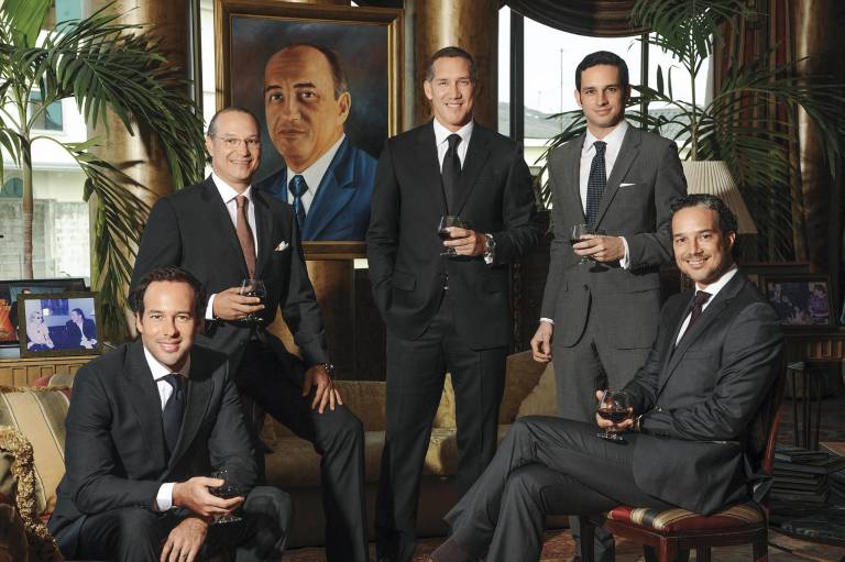 $!LEGADO. Cinco de los seis hermanos, junto al cuadro del papá (Jimmy). Hoy la agencia ya no lleva el apellido Maruri.