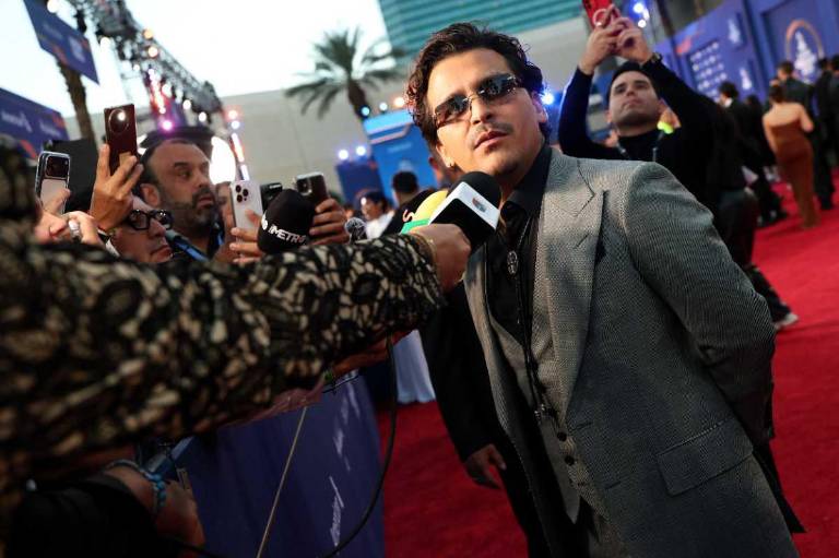 $!Rumores de distancia resurgen por un gesto de Nodal durante su discurso.