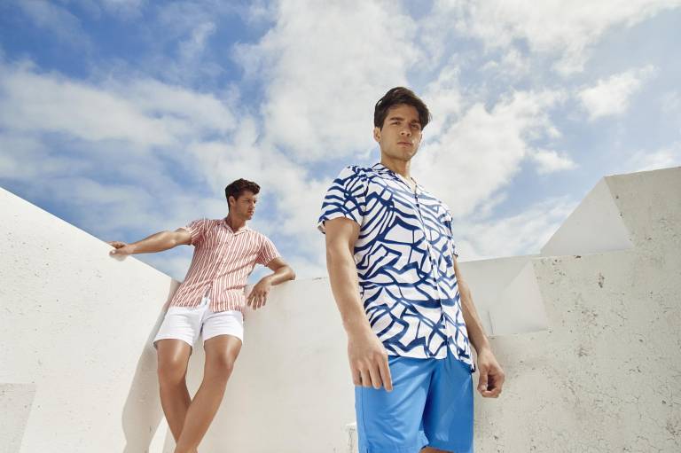 $!Las bermudas clásicas en tonalidades de playa, como el azul, y las camisas resort son un acierto para la moda masculina esta temporada.
