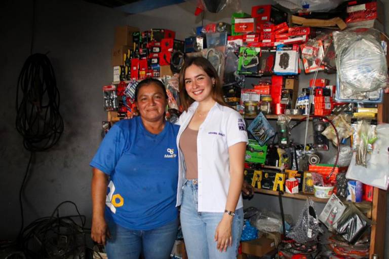 $!Burgos junto a Doña María, al interior de la vulcanizadora referida.