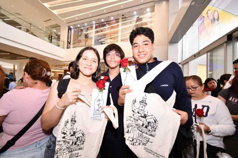 $!La inauguración incluyó baile del staff, sorteos y corte de listón.