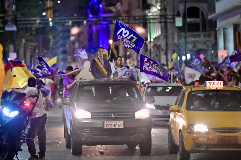 $!Partidarios del presidente Daniel Noboa celebran tras conocerse los primeros resultados de la segunda vuelta.