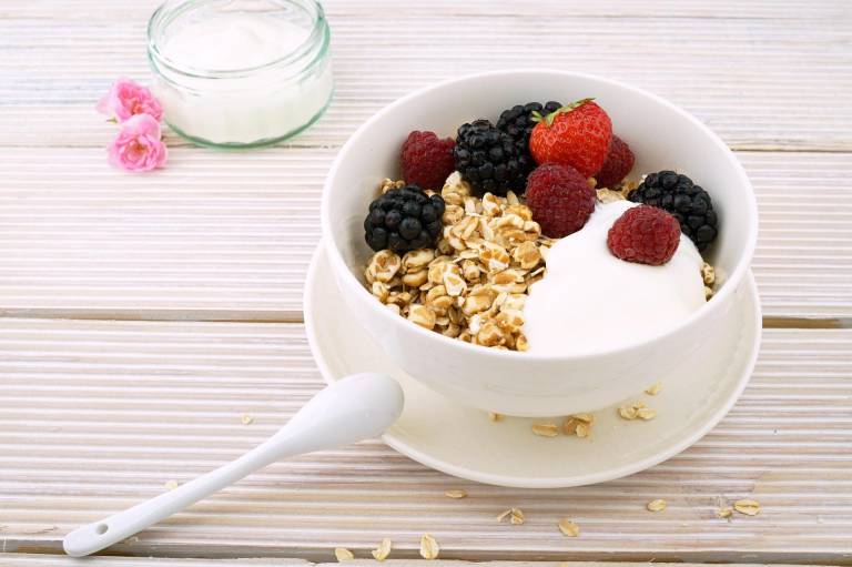 $!El yogurt rico en prebióticos y los frutos rojos son alimentos que ayudan a mantener la salud íntima en alto.
