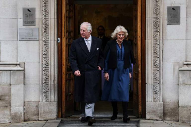$!El rey Carlos III de Gran Bretaña (L) y la reina Camilla de Gran Bretaña abandonan la Clínica de Londres. El monarca, de 75 años, permaneció en la Clínica de Londres después de una cirugía de próstata.