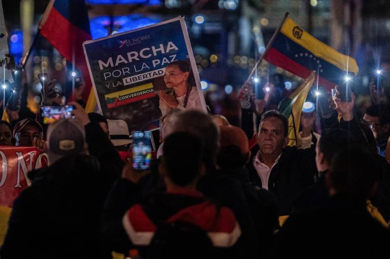 $!Ciudadanos venezolanos marchan durante una vigilia en apoyo a la Premio Nobel María Corina Machado en Bogotá el 6 de diciembre de 2025.