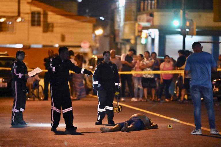 $!Agentes de policía realizan exámenes forenses en la escena de un asesinato en Guayaquil, provincia de Guayas, Ecuador, el 8 de octubre de 2023.