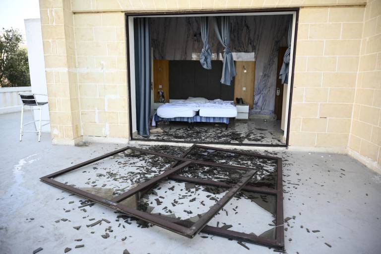 $!Una puerta de cristal yace destrozada en el suelo de una casa tras la explosión ocurrida el 1 de junio en la fábrica de fuegos artificiales Ta' Lourdes, en Malta.
