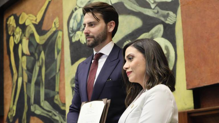 Fotografía que muestra al presidente de la Asamblea Nacional, Niels Olsen, con la nueva titular del Consejo de la Judicatura, Mercedes Caicedo.