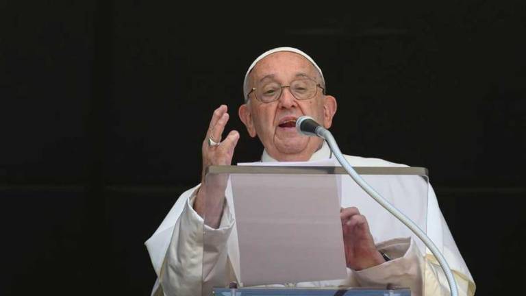El Papa afirmó que la misma palabra 'democracia' no coincide simplemente con el voto del pueblo sino que exige que se creen las condiciones para que todos puedan expresarse y participar.