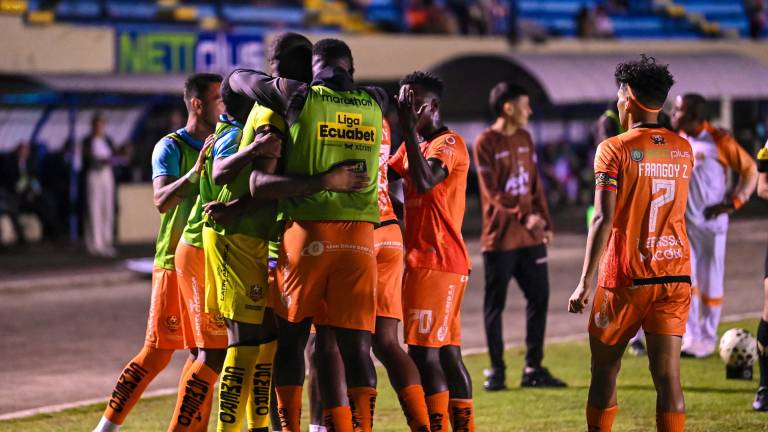 Jugadores de Libertad celebran gol marcado a Mushuc Runa por la séptima fecha del fútbol ecuatoriano.