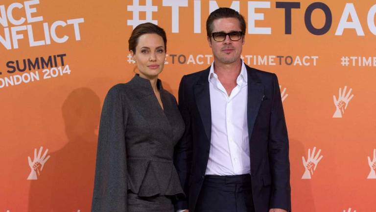 Foto de archivo de los actores Angelina Jolie y Brad Pitt, cuando aún eran pareja, en la que se los ve en un evento en Londres en 2014. Una revista dio a conocer que ya firmaron un acuerdo de divorcio.