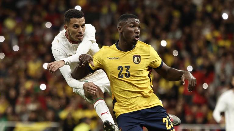 El centrocampista de la selección de fútbol de Marruecos Azz-Eddine Ounahi (i) lucha con Moisés Caicedo, de Ecuador, durante el partido amistoso.