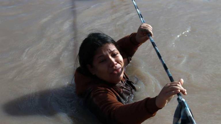 Los migrantes usan una cuerda hecha de trapos como única medida de seguridad para cruzar el río Bravo.