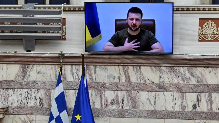 Zelenski causa revuelo al ceder la palabra a un neonazi durante su discurso en Grecia